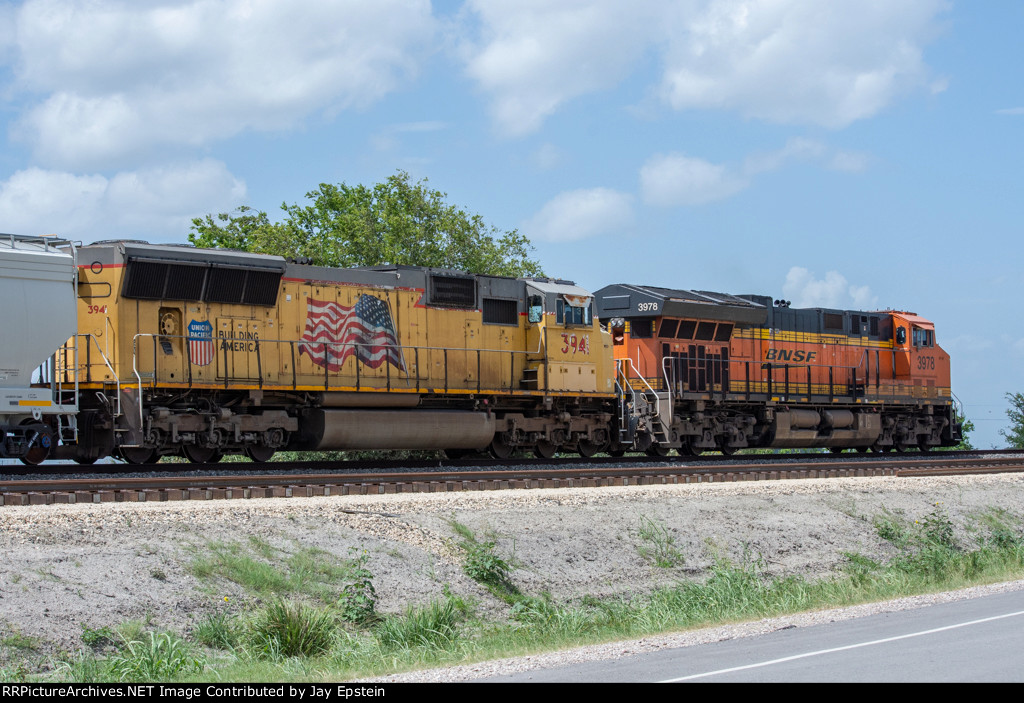 UP and BNSF team up to work the Bloomington Yard